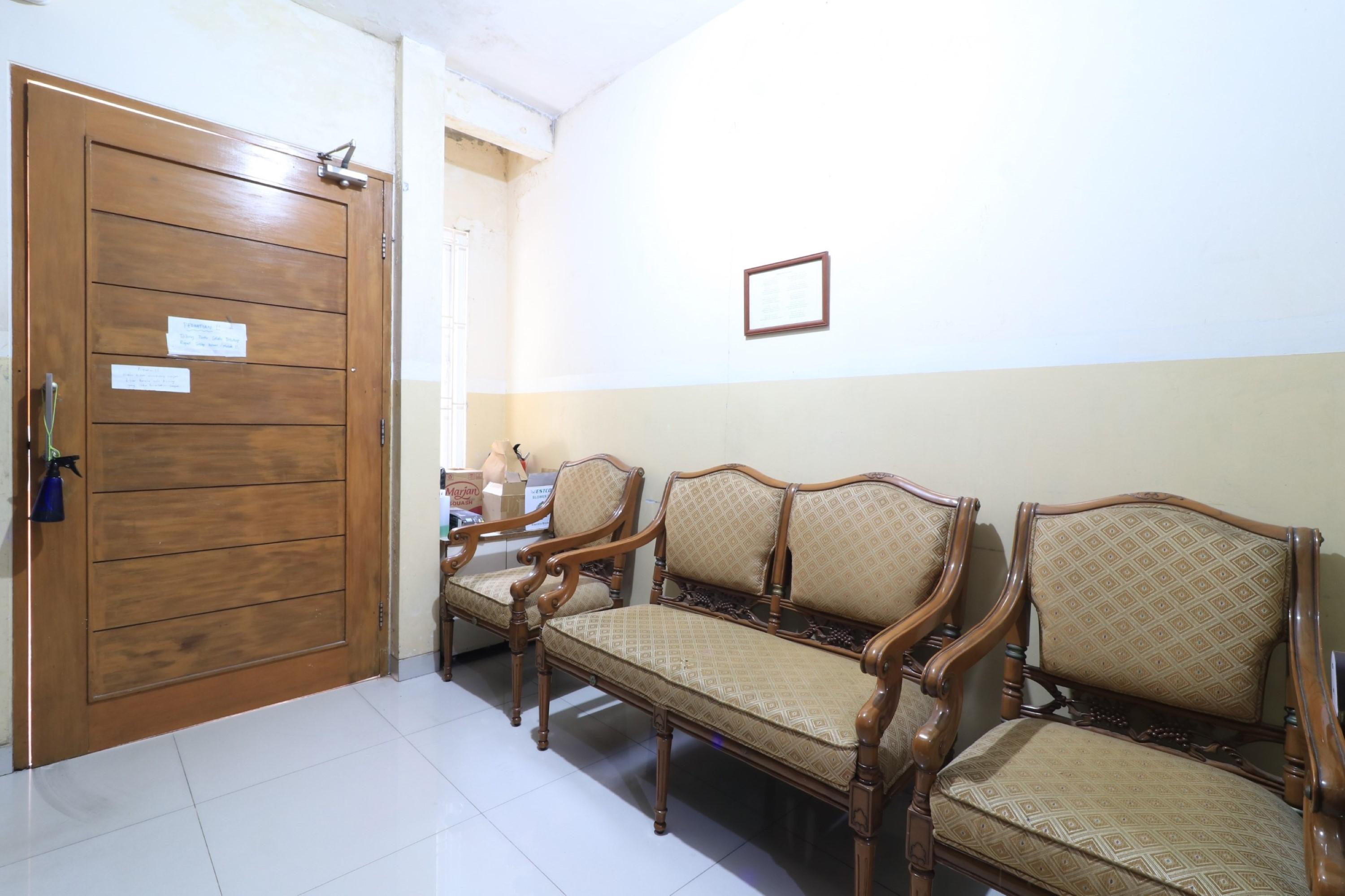 Eiffel Batu Tulis 37 - Female Only Wisma tamu