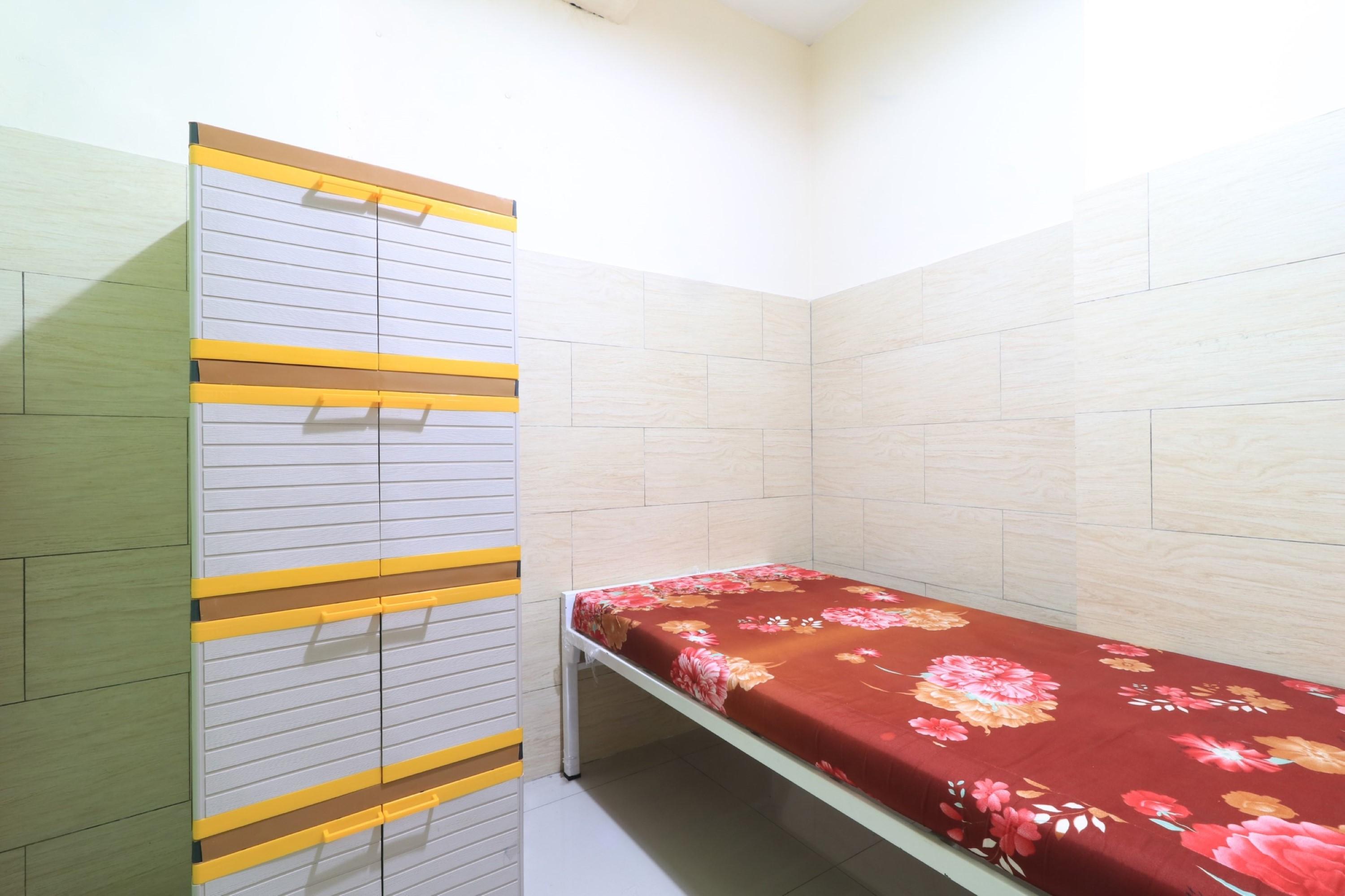 Eiffel Batu Tulis 37 - Female Only Guest house